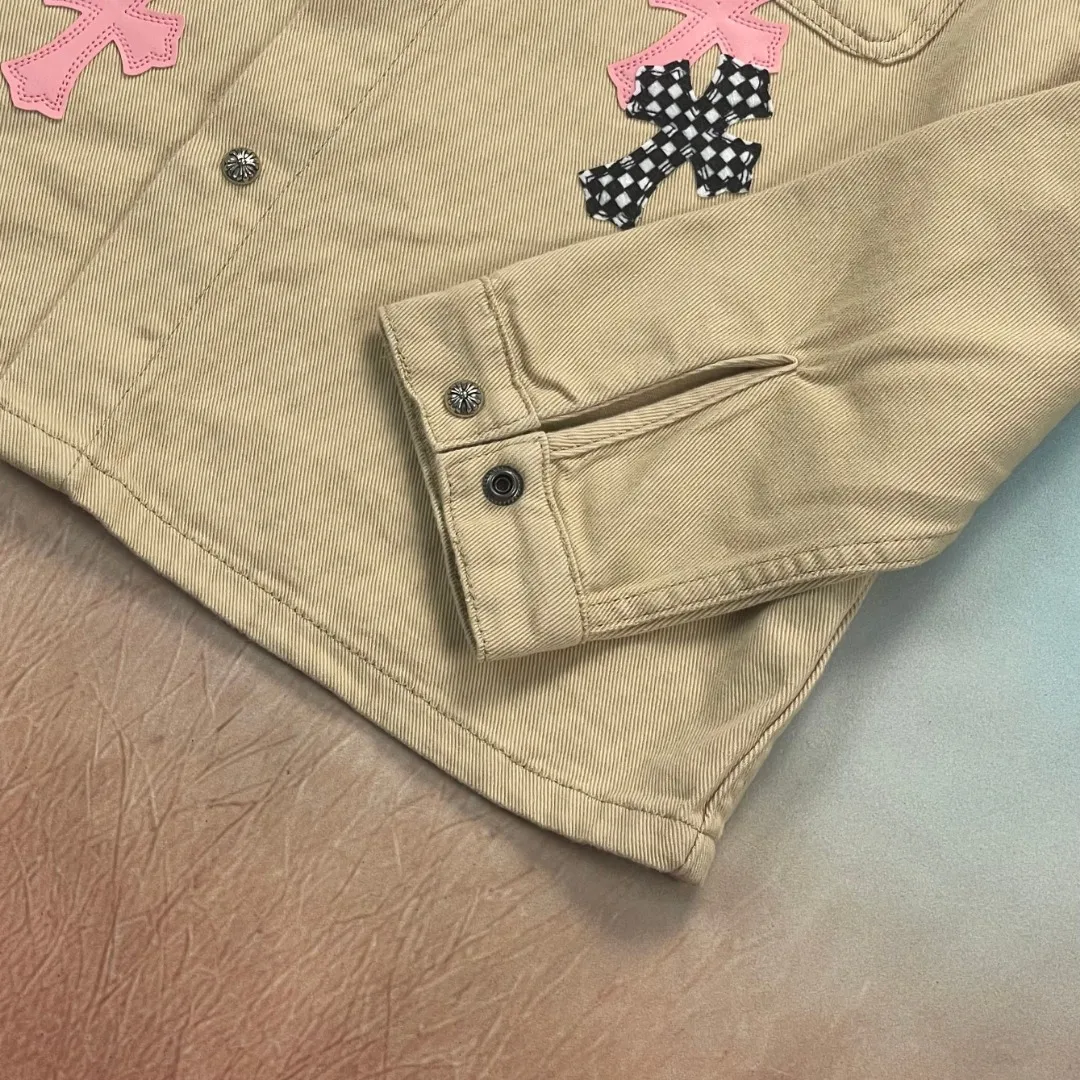 🅿️280 🔘Model No.-KL318 🔘Cro Xin𝐂𝐡𝐫𝐨𝐦𝐞 𝐇𝐞𝐚𝐫𝐭 CH Cherry Blossom Pink Checkerboard Leather Jacket* Cro Xin is a representative shirt jacket that many celebrities love to wear, like Yu Shuxin and Angelababy. Passed. The main body fabric in khaki has a great texture, is strong and stylish. The pink cross-shaped patchwork leather is so eye-catching, and it is also embellished with checkerboard elements. It directly brings out the sweet and cool style, and the design is overwhelming. The hardware buttons are exquisite and durable, and the Crow heart logo on them is full of details, highlighting high-end quality. No matter whether it’s a boy or a girl, it looks great on you! The matching ideas are as follows: Girls' outfit: Wear a short midriff-baring sling underneath to reveal a slim waist, pair with black cycling shorts, then put on a pair of white thick-soled dad shoes, and carry a pink Crouch heart chain bag of the same color. The sweet and spicy look will make you turn heads when you go out on the street. Or wear a white lace bottoming shirt, a high-waisted pleated skirt, and Mary Jane leather shoes, which is sweet and retro. Boys' outfit: Wear a black tight-fitting T-shirt underneath to show off your figure, black overalls, black high-top Martin boots, a black baseball cap and sunglasses to achieve a cool street style. You can also wear a light-colored loose sweatshirt underneath, blue jeans and white sneakers for a simple and casual look without losing the trend.  Size: S M L XL (46.48.50.52) Color: Khaki